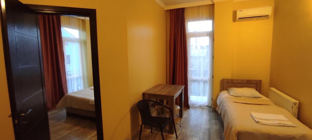 Femily Hotel In Batumi Mareti Str 2 Kültér fotó