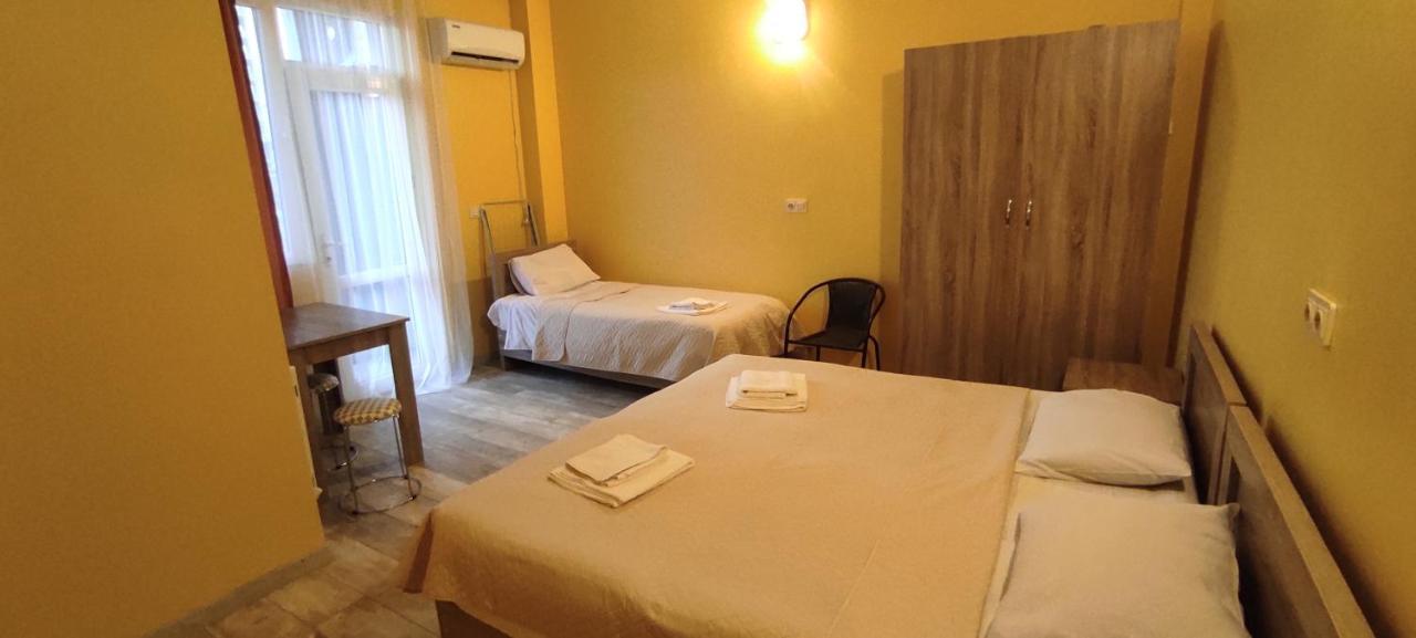 Femily Hotel In Batumi Mareti Str 2 Kültér fotó